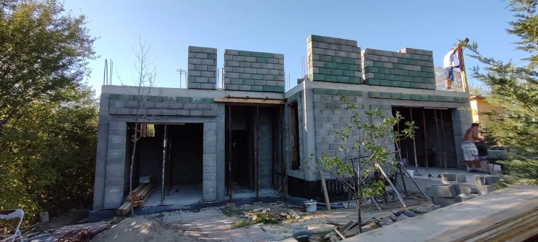Prizemlje od blokova sa betonskom pločom i prvim redovima zidova sprata