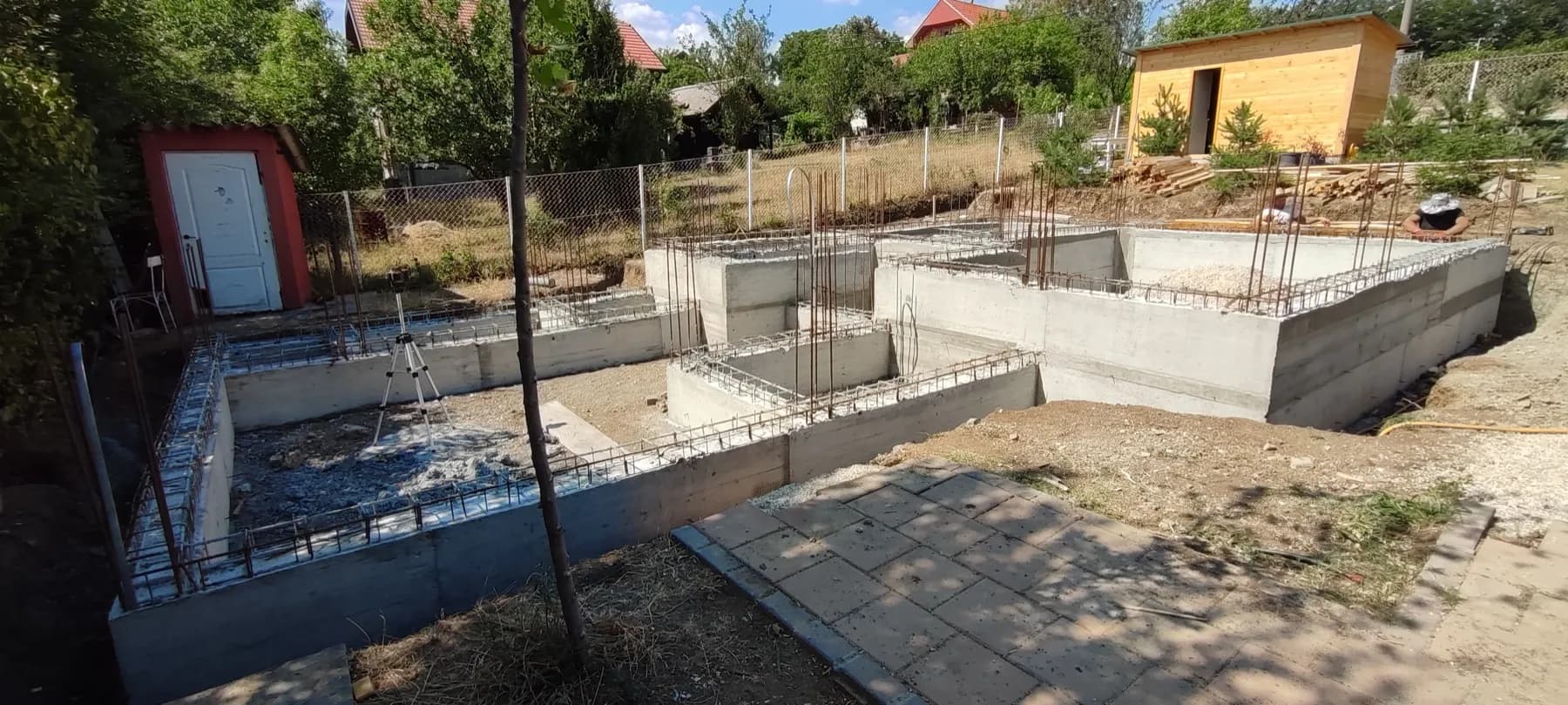 Betonski temelji kuće sa armaturom, na placu okruženom zelenilom